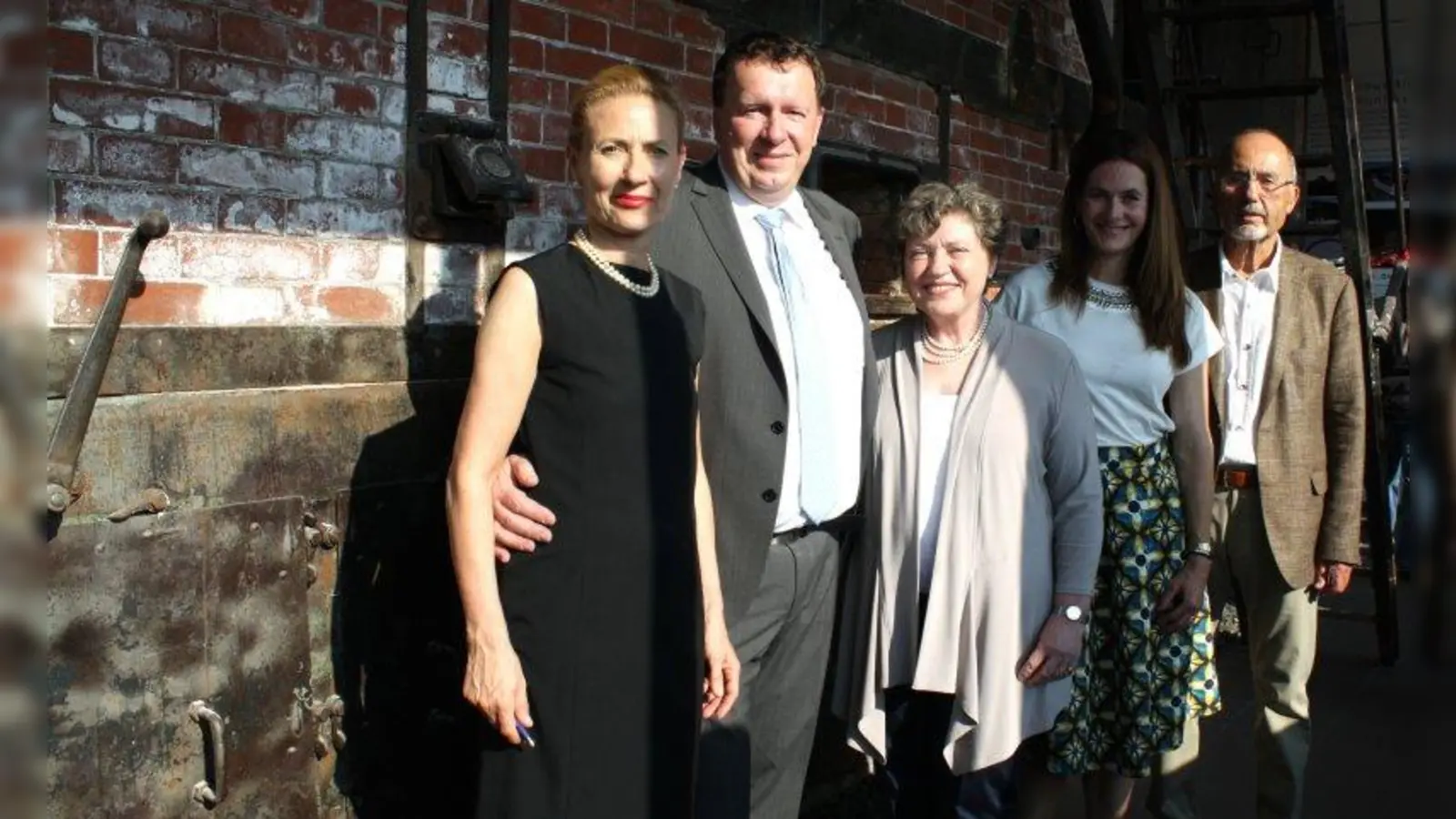 Andrea Wichelhaus, Matthias Mertmann, Heike Kainz, Natalie Schmid und Walter G. Demmel bei der Eröffnung der Ausstellung und der Buchpräsentation im Kesselhaus. (Foto: sb)