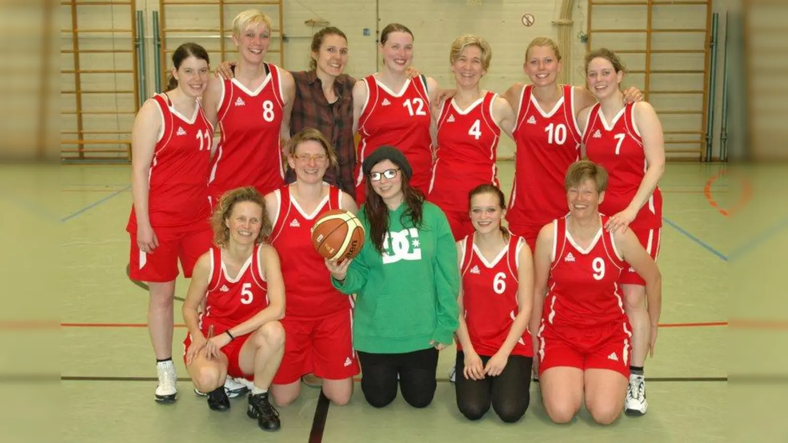 Die zweite Basketball-Damenmannschaft des TSV Forstenried: Karina Ebeling, Annett Pleitz, Laura Gronych, Verena Gürtler, Silke Rabbow-Wittig, Daniela Ströder, Carola Erbe (hinten von links); Claudia Reichel, Meike Döllefeld, Franziska Nugel, Steffi Nugel und Senta Braun (vorne von links). (Foto: TSV)