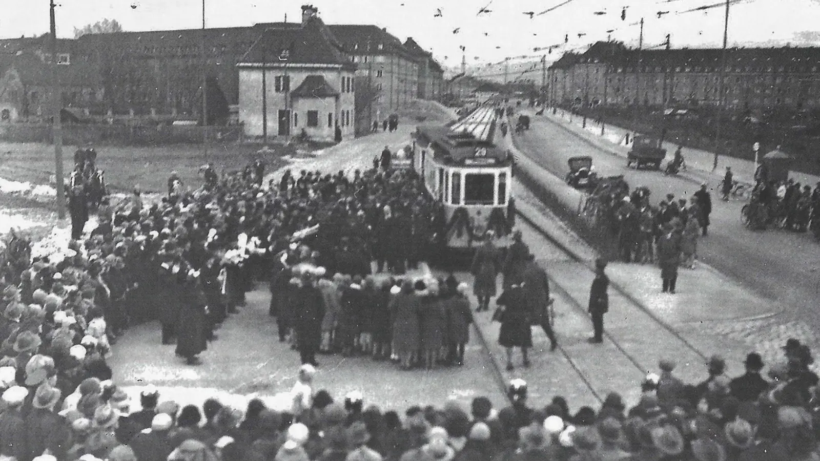 So sah es in der Dachauer Straße aus, als 1930 die Straßenbahnlinie 29 eröffnet wurde. (Foto: Geschichtsverein Moosach)