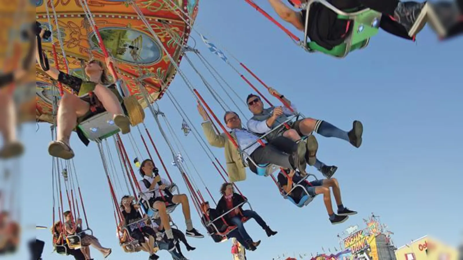 Ein Klassiker auf der Wiesn ist der Wellenflieger. Josef Schmid, Manuel Pretzl und die  Berichterstatter aus ganz Deutschland können sich dafür begeistern.	 (Foto: cr)