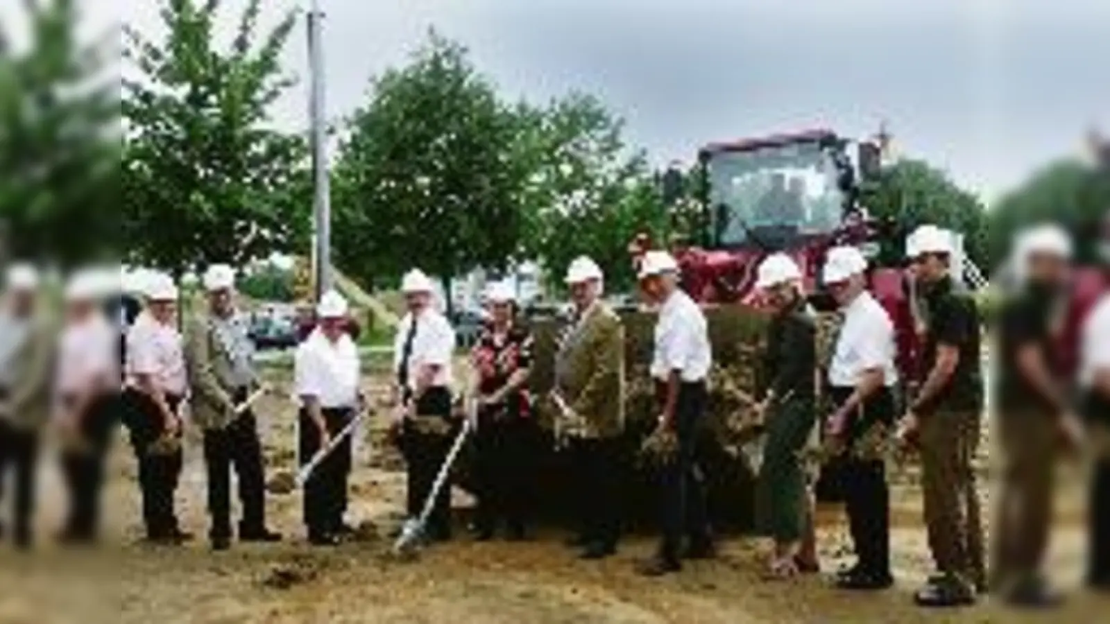Bürgermeister von Unterföhring Franz Schwarz (vierter von li.) am vergangenen Mittwoch beim Spatenstich zusammen mit Beteiligten des Projekts  darunter Architekt Gert Goergens (vierter von re.).   (Foto: ak)
