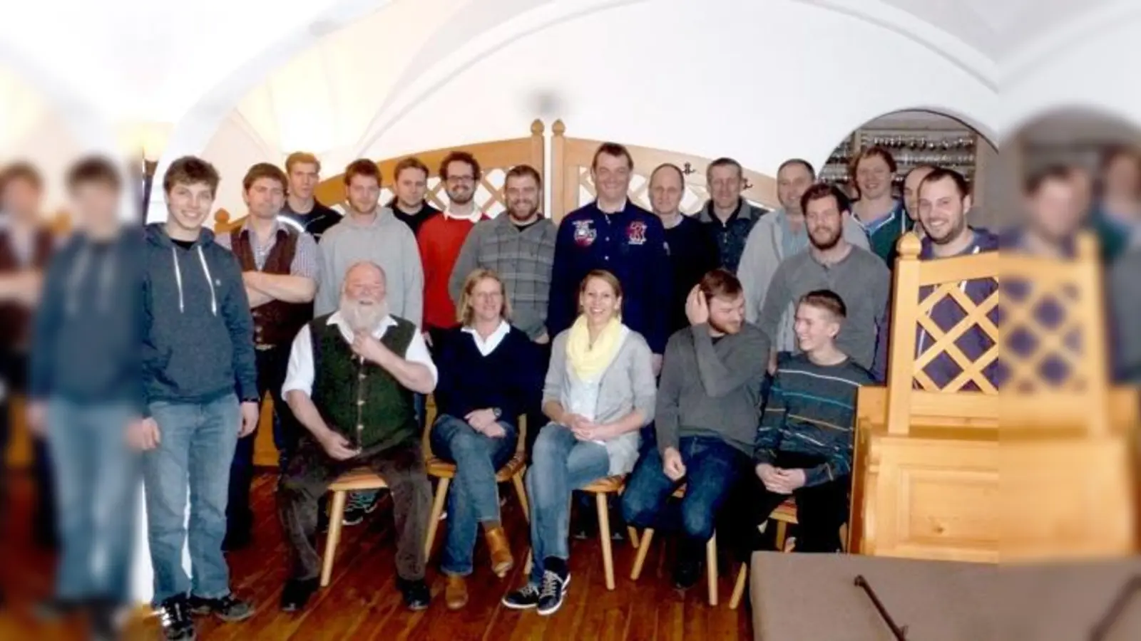 Kursleiterin Maria Bauer (m.) mit ihrem Team und den erfolgreichen WBV-Jagdkursteilnehmern.	 (F: VA)