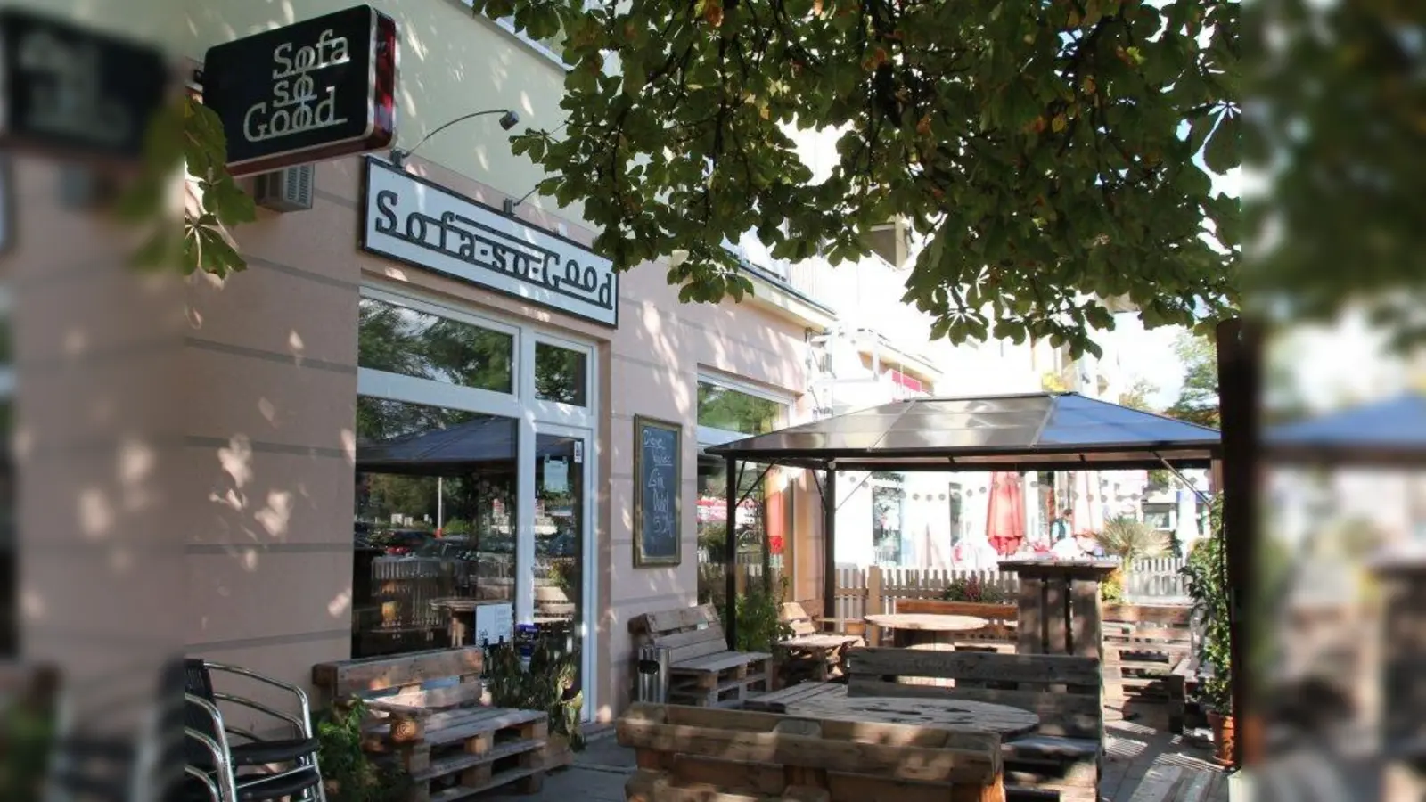 Junge Leute aus Hadern haben in der kleinen Bar „Sofa so Good” an der Ossingerstraße einen nahen und preislich günstigen Treffpunkt gefunden. (Foto: bb)