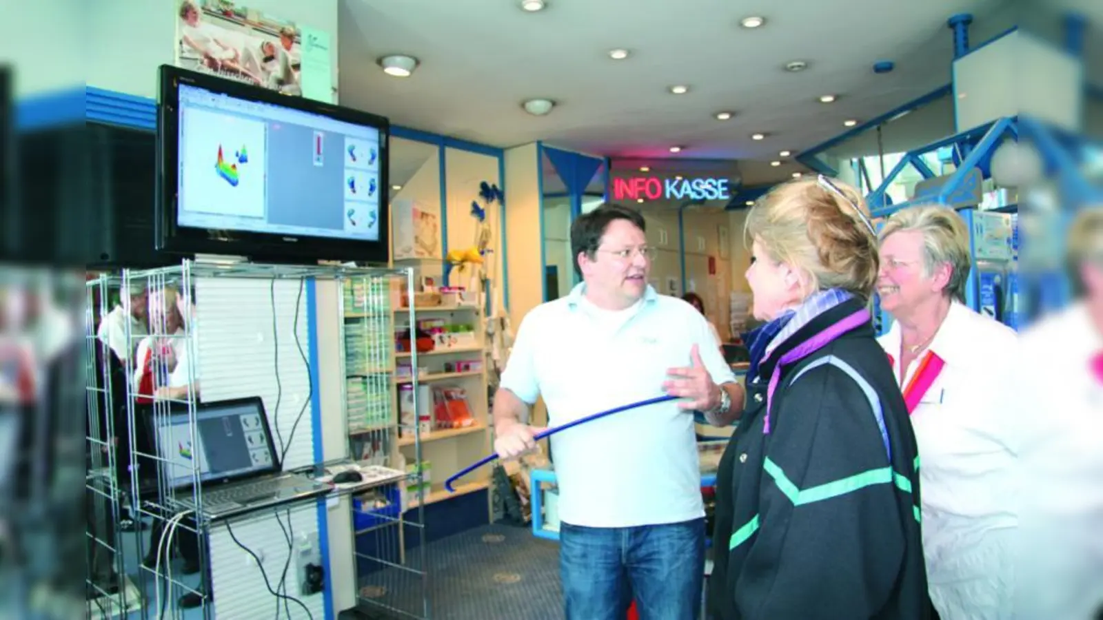 Mit großem Interesse verfolgten Inhaberin Christl  Danzeisen und eine interessierte Kundin den Ausführungen des JOYA-Promoters André Haffie zur Fußdruck-Ganganalyse. (Foto: rp)