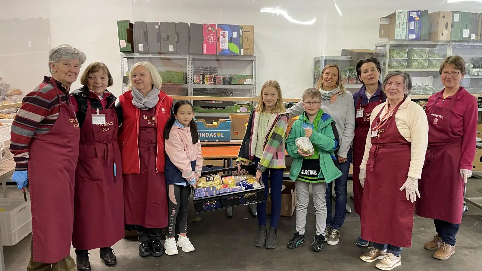 Die Helfer des Caritas Tisches freuten sich sehr über den Besuch von Weke, Katharina und Markus aus der 4e aus der Grund- und Mittelschule in Unterhaching. (Foto: hw)