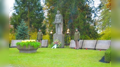 Am Gräberfeld der Bayerischen Polizei im Westfriedhof wurde zum Gedenken an die durch die Hand von Rechtsbrechern getöteten bayerischen Polizisten ein Kranz niedergelegt. (Foto: Polizei)