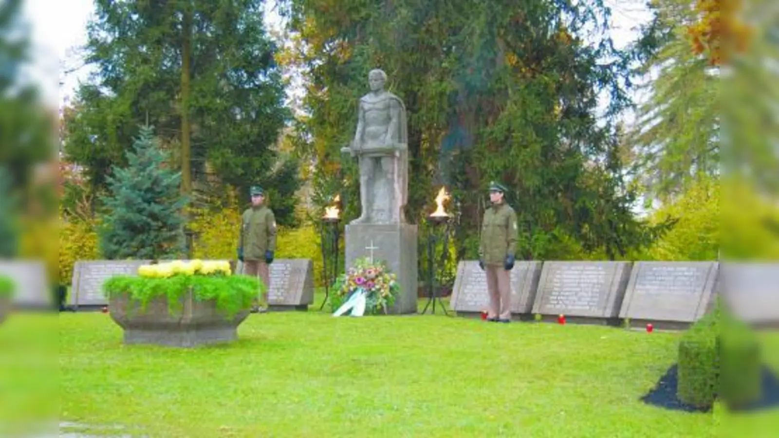 Am Gräberfeld der Bayerischen Polizei im Westfriedhof wurde zum Gedenken an die durch die Hand von Rechtsbrechern getöteten bayerischen Polizisten ein Kranz niedergelegt. (Foto: Polizei)