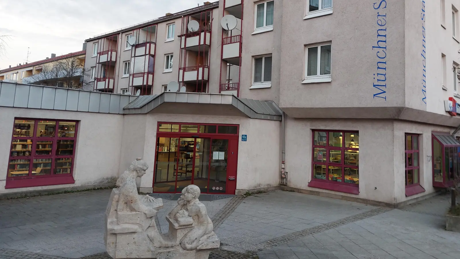 Die Münchner Polizei ist für zwei Veranstaltungen zu Gast in der Stadtbibliothek Moosach. (Archivbild: bas)