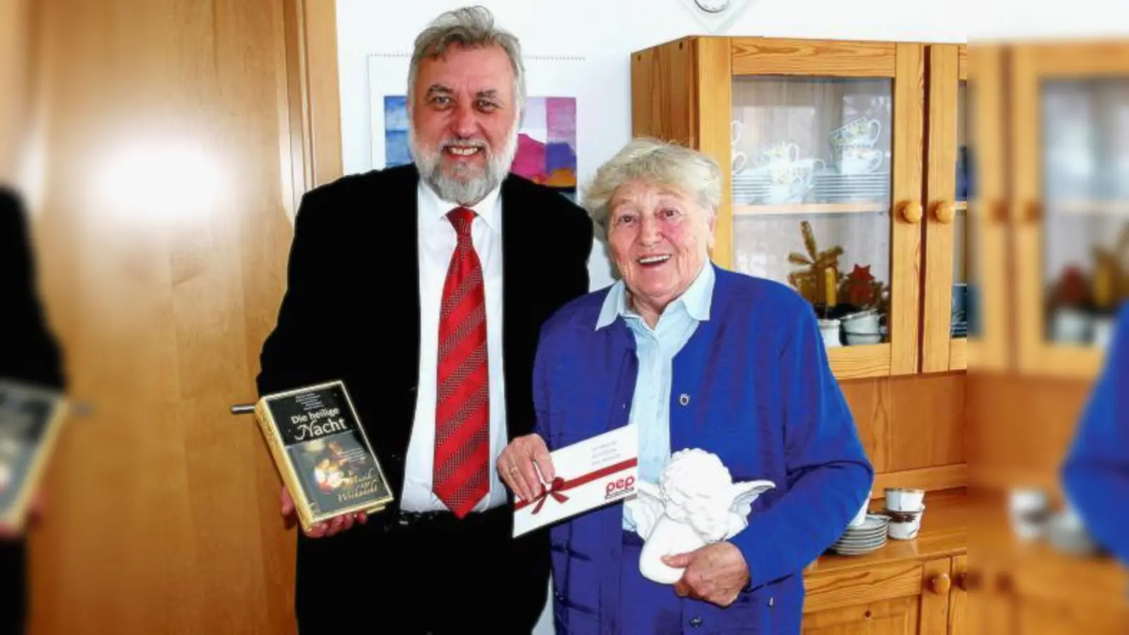 »Mei, so a schöns Engerl!« Darüber und über den 100 Euro-Einkaufsgutschein vom Einkaufs-Center pep freute sich Elsbeth Woska zusammen mit Pfarrer  Herbert Specht, der sie vorgeschlagen hatte. Er bekam ein Buch mit CD. (Foto: gh)