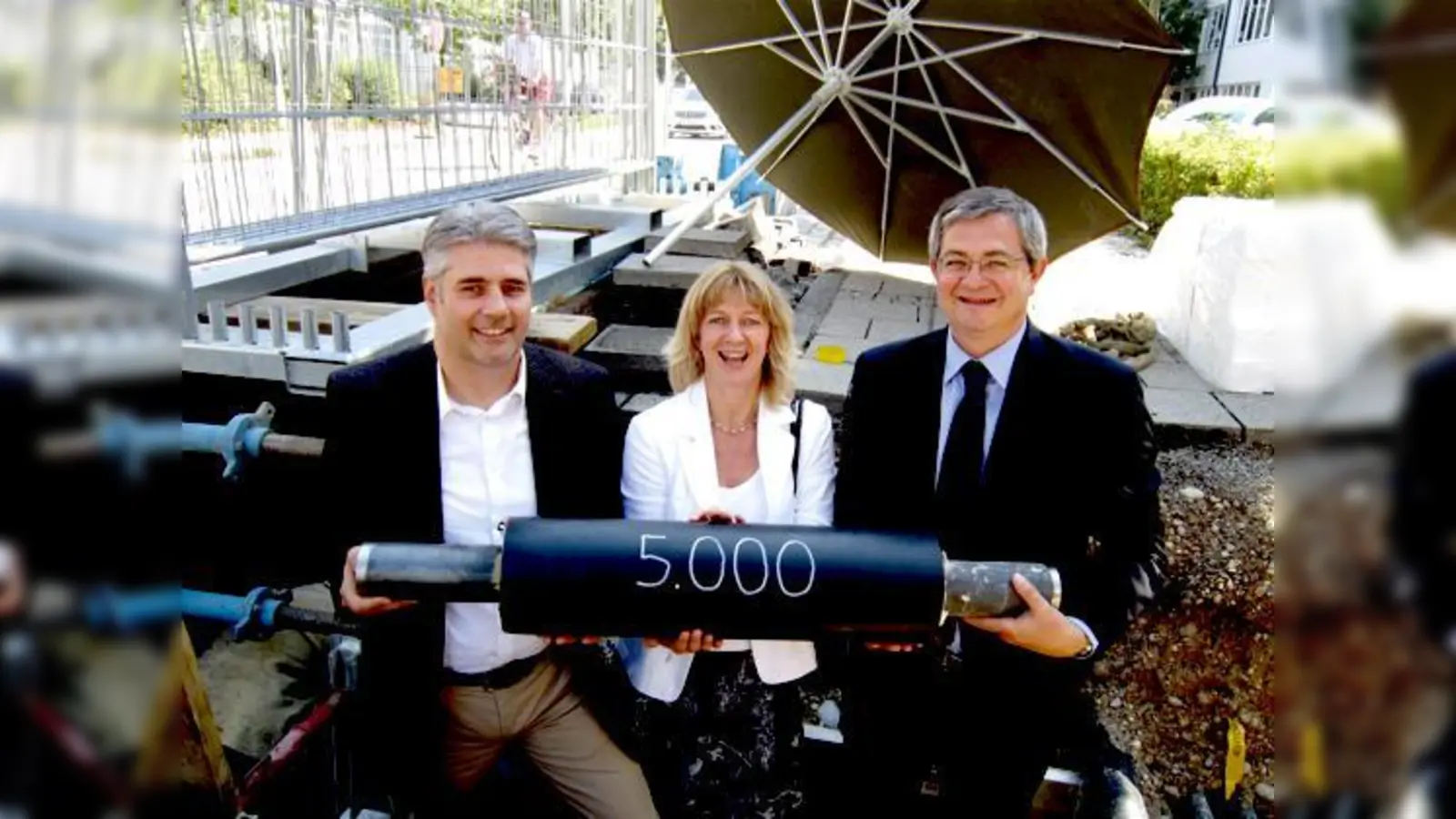 Von  (Foto: Herr Peter Weinberger, Prokurist der IAMV Immobilien Asset Management Verwaltung GmbH; Frau Gerlinde Kittl, Leiterin Vertrieb der Geothermie Unterhaching GmbH & Co KG, Herr Schulze-Clewing; Geschäftsführer des Holiday Inn)