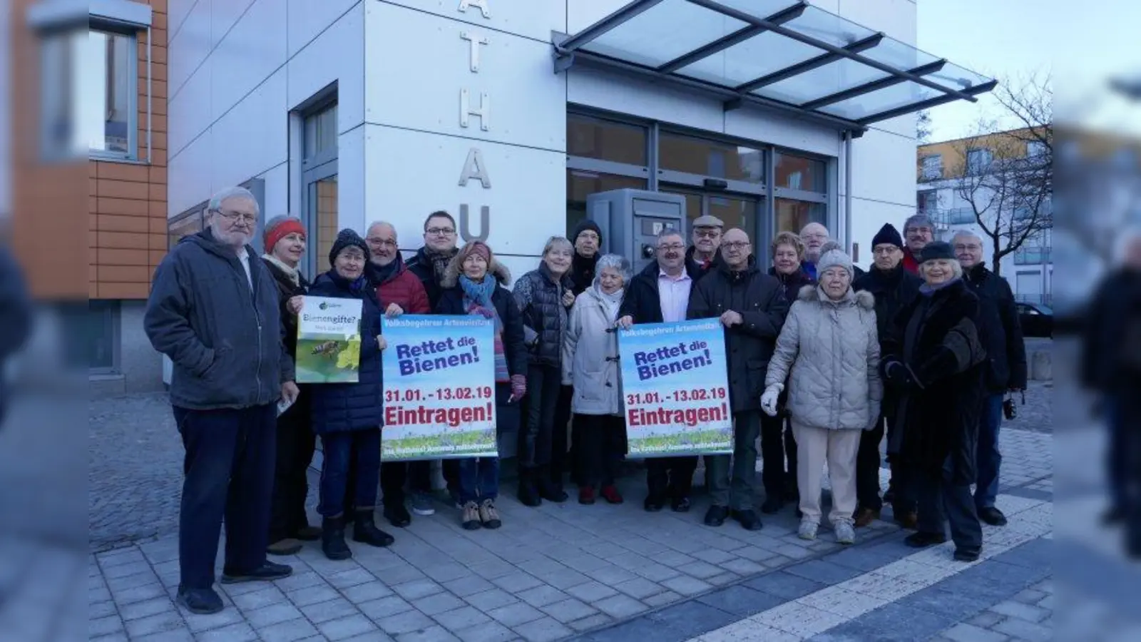 Aktive Unterstützer des Volksbegehrens „Rettet die Bienen”: Neben Mitgliedern des „Bündnis für Karlsfeld” waren<br>Vertreter von SPD, Grünen und Bund Naturschutz dabei. (Foto: Adrian Heim)