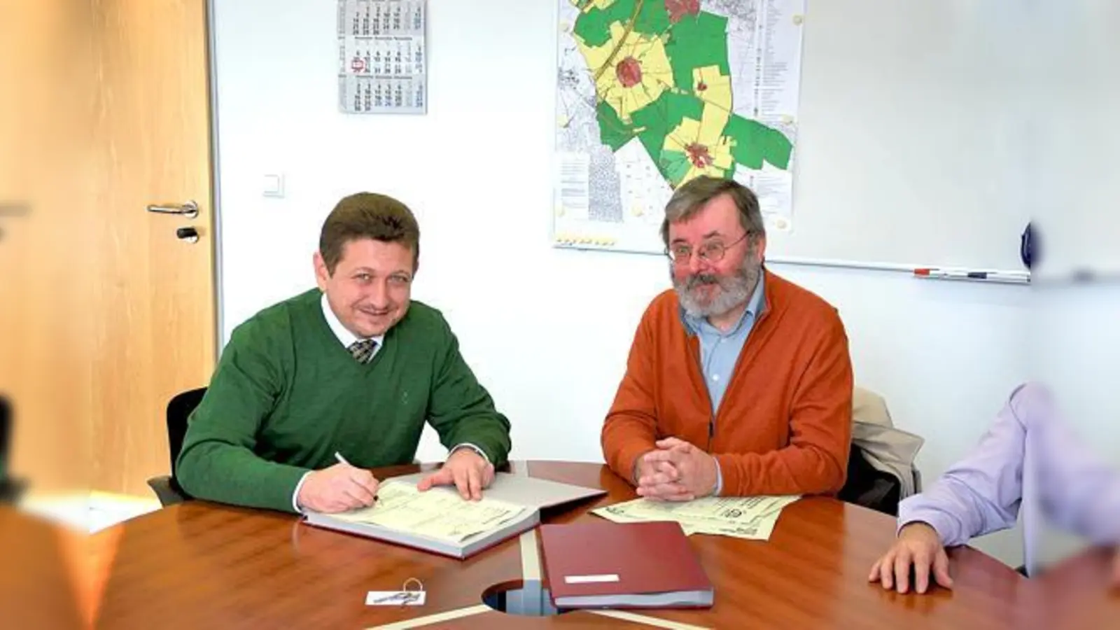 Vertragsunterzeichnung: Bürgermeister&nbsp;Klaus Korneder (links) und Klaus Breindl, Vorstand und Organisation VAT.	 (Foto: privat)