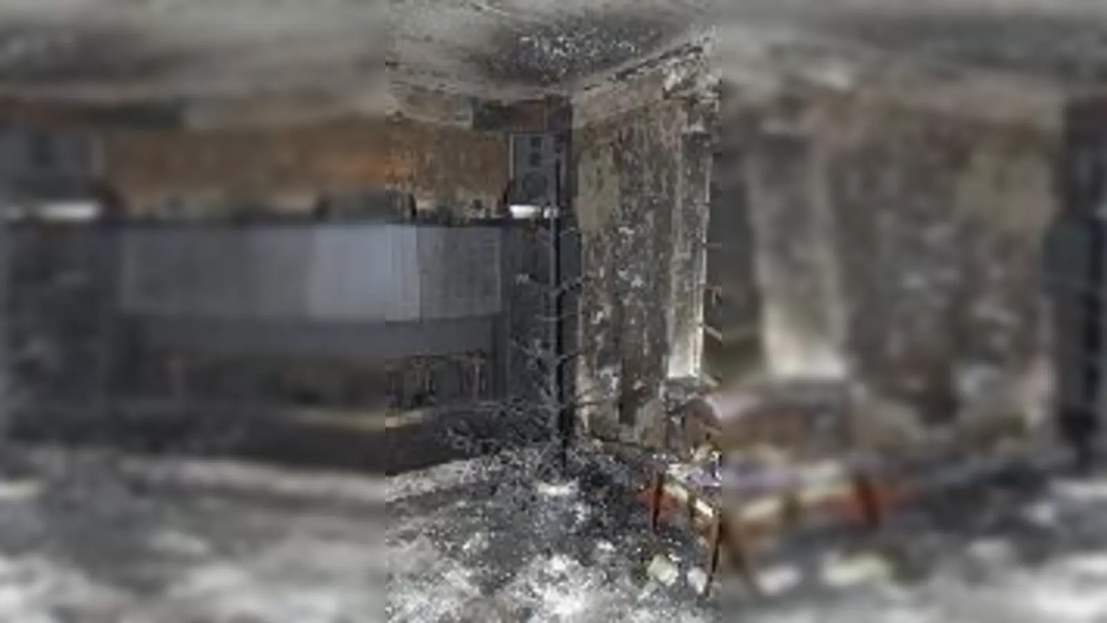 Der Tannenbaum hatte schon schönere Tage gesehen. Das Wohnzimmer auch. Zum Glück wurde niemand ernsthaft verletzt.	  (Foto: Feuerwehr)