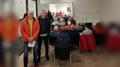 Stefan Gartner und Wirt Mladen Balta verfolgten die BA-Sitzung, die außergewöhnlich gut besucht war. (Foto: L. Pehle)