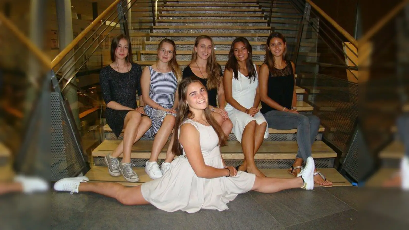 Für ein Gruppenfoto schnell mal in den Spagat: Die Turnerinnen der rhythmischen Sportgymnastik mit ihrer Trainerin. (Foto: pst)