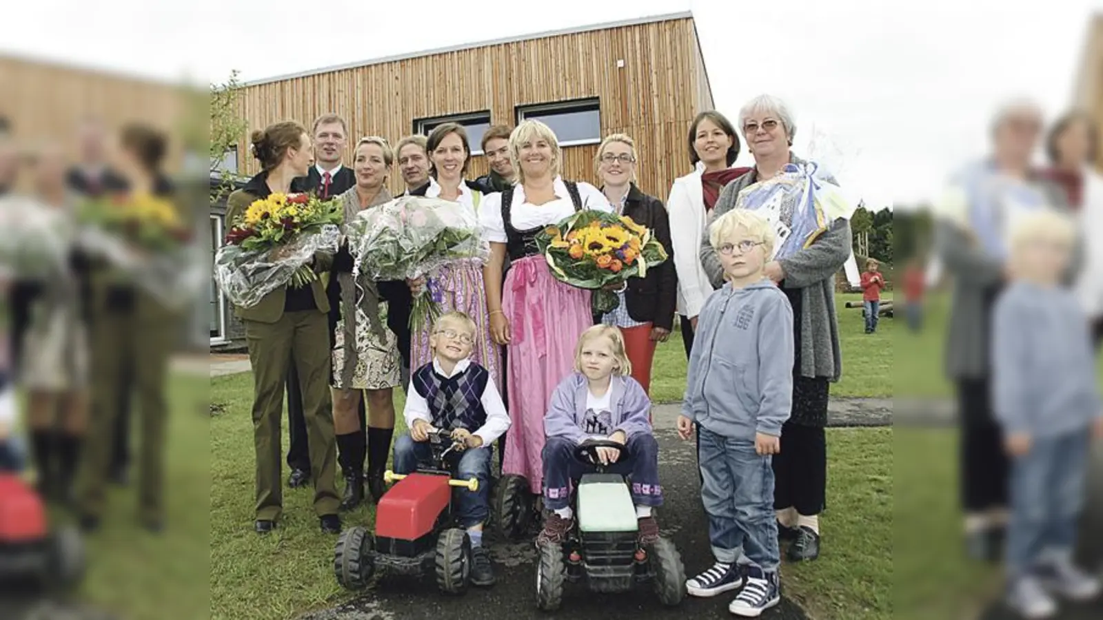 (v. l.) Julia Lingenfelder, Bürgermeister Stefan Schelle, Karin Straßner, Architekt Johann Schmuck, Anette Billmayer, Cornelia Bach-Wagner, Claudia Huber, Veronika Schmidt, Rahel Sundin und Kita-Leiterin Doris Leimkühler-Platte. 	 (Foto: hol)