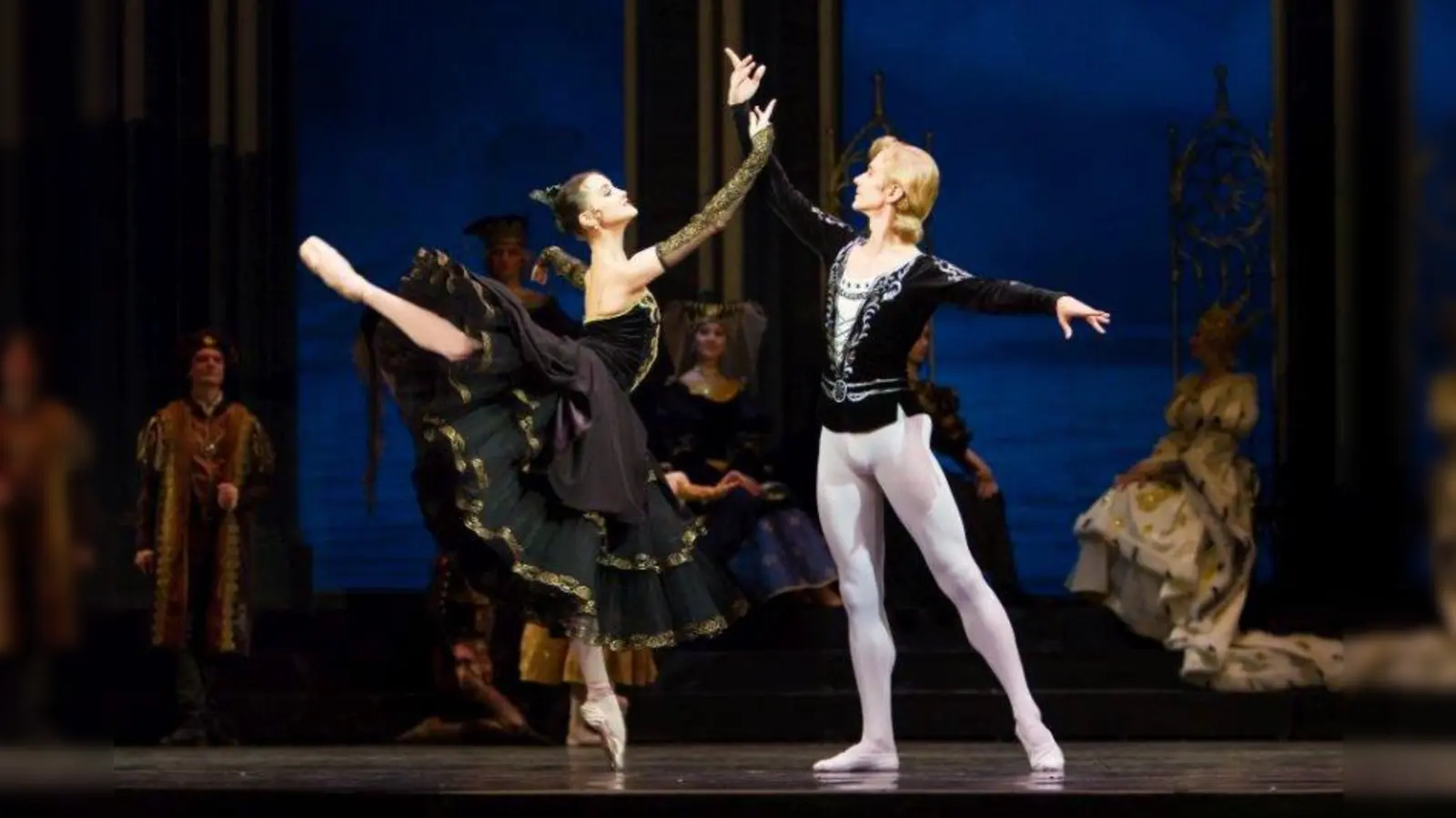 Vollkommene Harmonie zeigt dieses Tänzerpaar beim klassischen Pas de Deux. (Foto: Agenda Production)