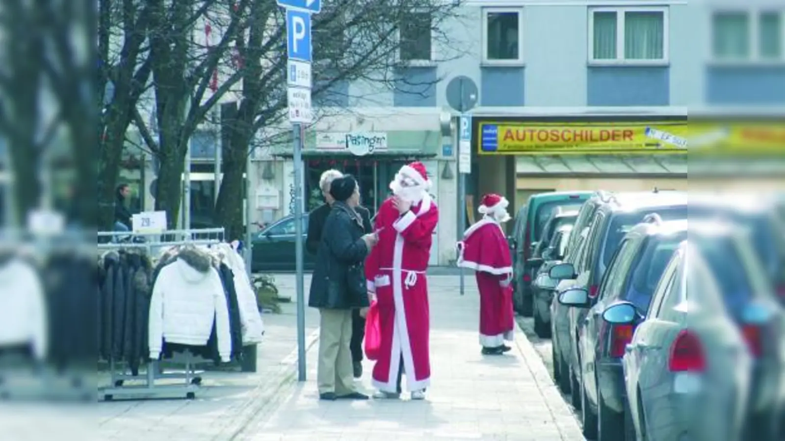 Schöne Überraschung: Die Nikoläuse hatten für die Besucher einiges im Sack. (Foto: jk)