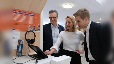 Testeten im neuen Welcome Center das IT-Angebot (von links): Tobias Schalhaußer von Brainland, Kreisverwaltungsreferentin Hanna Sammüller und Bürgermeister Dominik Krause. (Foto: KVR)