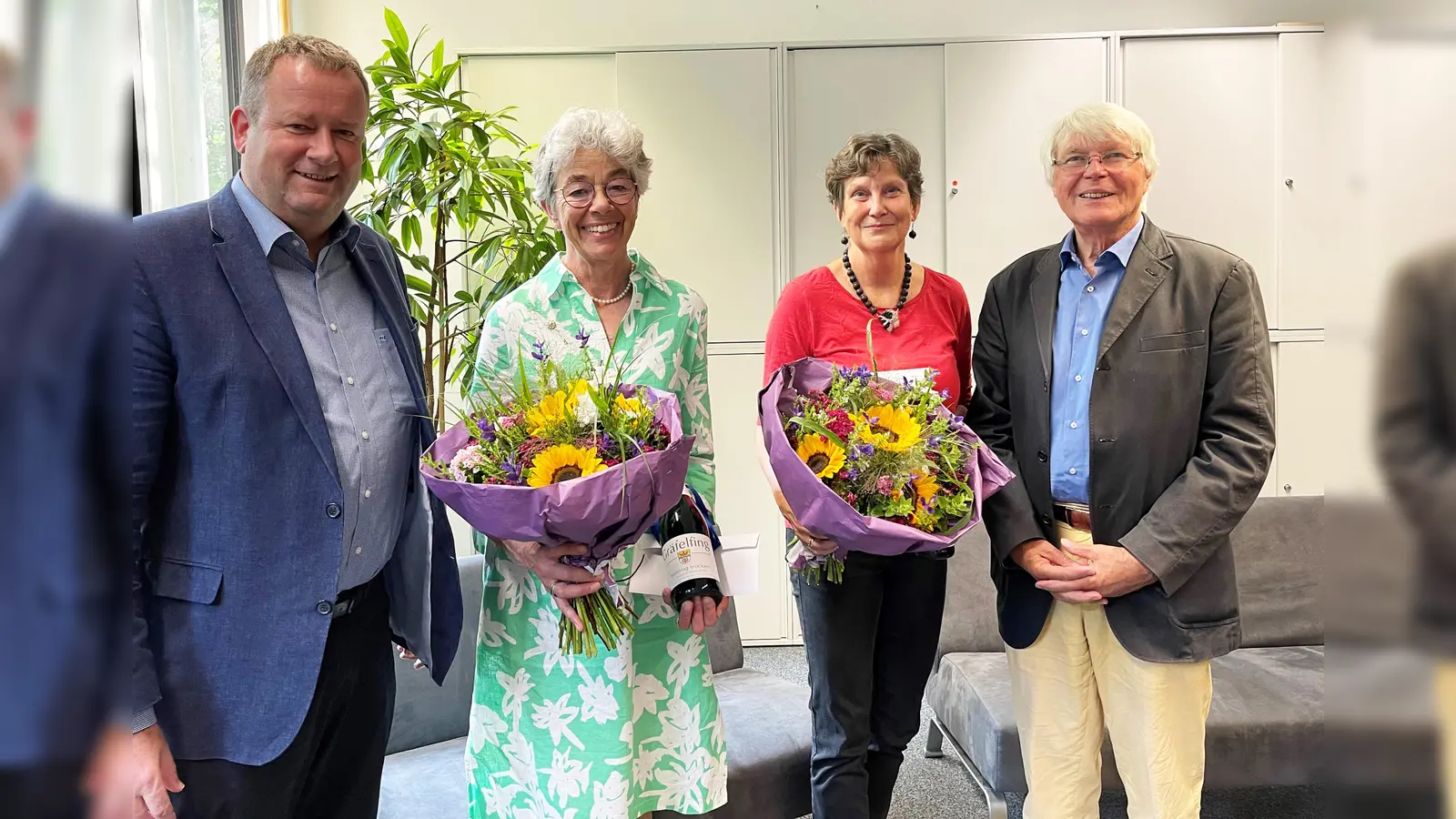 Petra Schaber (2.v.l.) und Dr. Frauke Schwaiblmair wurden von Bürgermeister Peter Köstler (l.) in seiner Funktion als Vorstandsvorsitzender und dem Vorsitzenden des Stiftungsrates, Dr. Eberhard Reichert, mit Blumen verabschiedet. 