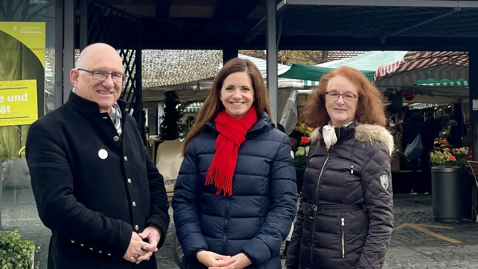 Präsentation des neuen Schriftzugs: Frieder Vogelsgesang, Kommunalreferentin Kristina Frank und Maria Osterhuber-Völkl (v.l.) vorm Pasinger Viktualienmarkt. (Foto: Ulrike Seiffert)