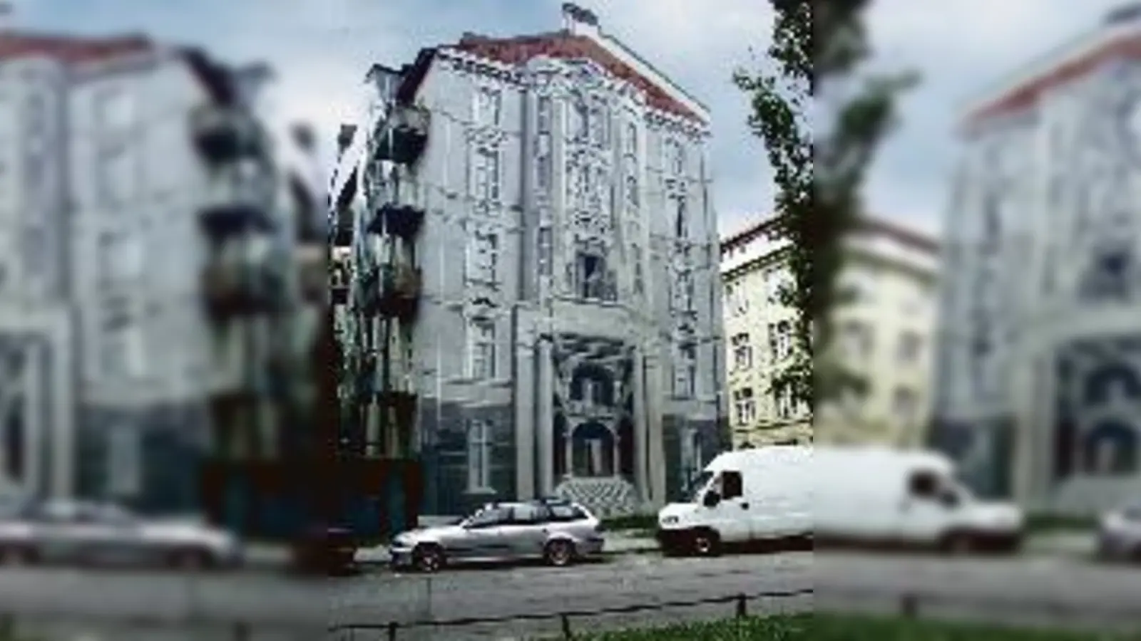 Sieht aus wie eine echte Fassade, aber alle Fenster sind gemalt: Dieses renommierte Werk von Richard Haas wird nicht mehr lange zu sehen sein.	  (Foto: maho)