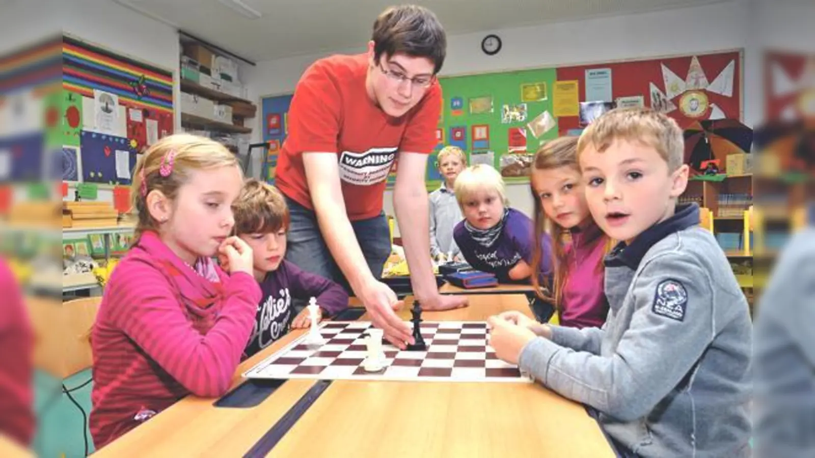 Freiwilliges Soziales Jahr im Schachclub? Das geht tatsächlich: Anton Kawelke (3. v. l.) bringt das königliche Spiel Schülern rund um Ebersberg bei.	 (Foto: sf)