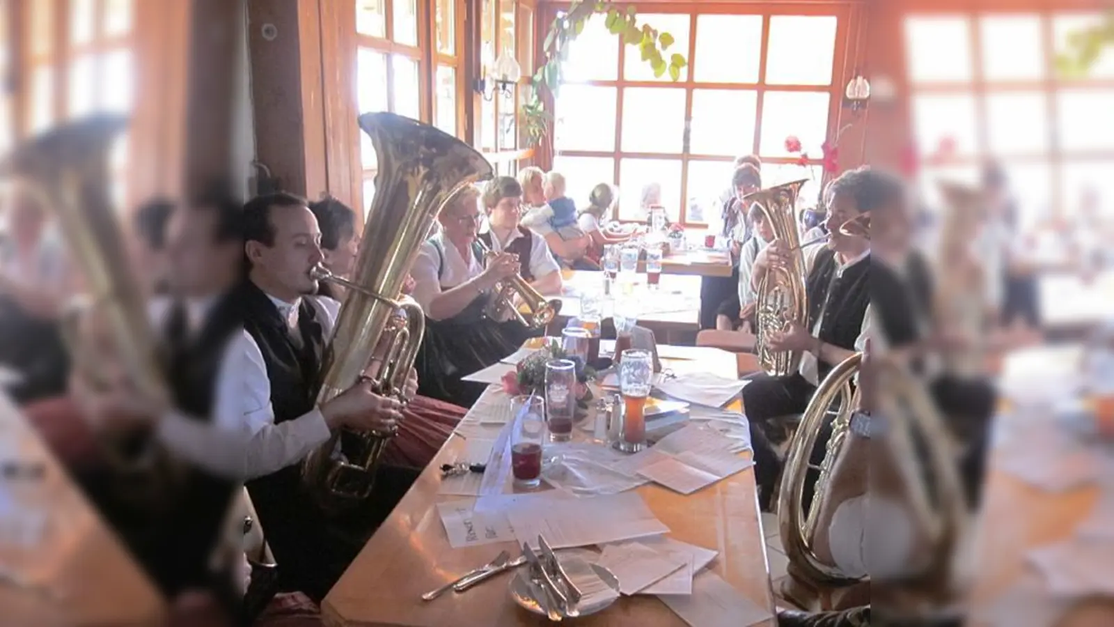 Beim Frühschoppen spielten auch die Lehrkräfte der Musikschule »boarisch« auf.  (Foto: Musikschule)