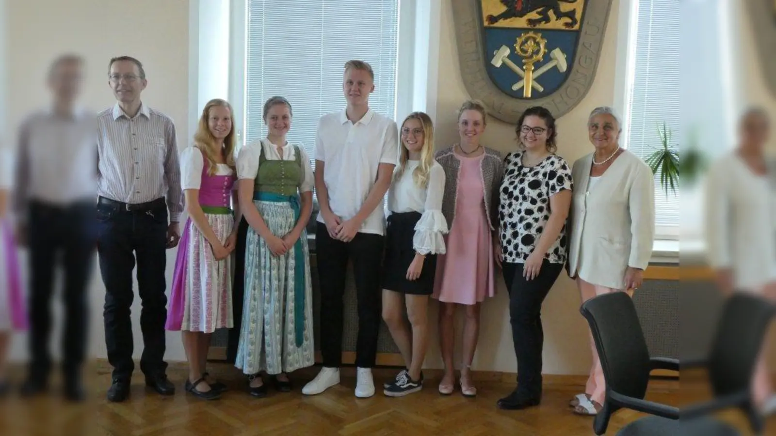 Xaver Kastl (links) und Regina Bartsch (rechts) mit sechs der zehn Nachwuchskräften: Julia Hindelang, Lisa Schmid, Leon Brunn, Maresa Kalischko, Lilli Höck und Verena Kemptner (von links). (Foto: Landratamt Weilheim-Schongau)
