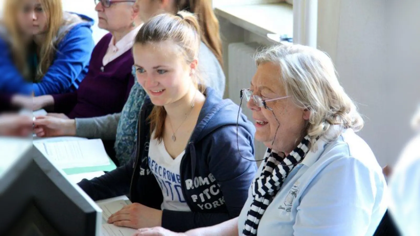 Schüler helfen Senioren im Umgang mit dem Internet: im Januar findet das Projekt „Transfer - mobil sein, mobil bleiben” an der Rudolf-Diesel-Realschule statt. (Foto: Green City / Yvonne Sieber)