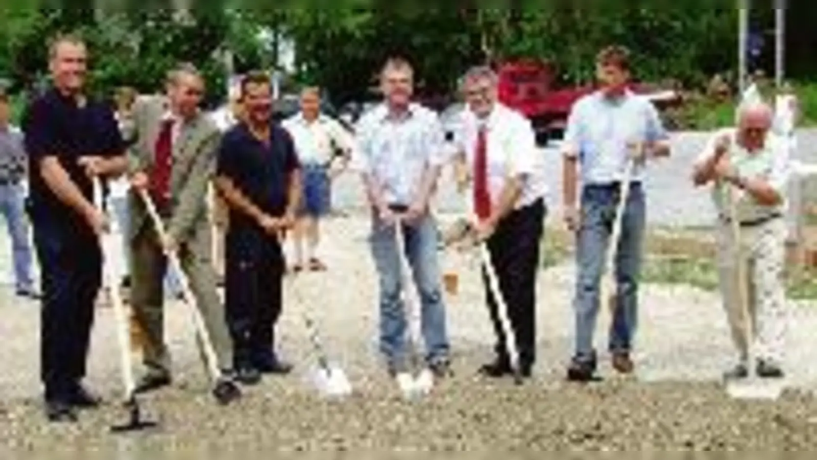 Foto: (v. li.) Architekt Siegfried Burglechner, Bauamtsleiter Michael Schöfer, Zimmerer Alfred Oberlader, Vorsitzender Klaus Hoffmann, Bürgermeister Rainer Schneider, Thomas Müller (MBA Bau) und der Ehrenvorsitzende Inno Graf.