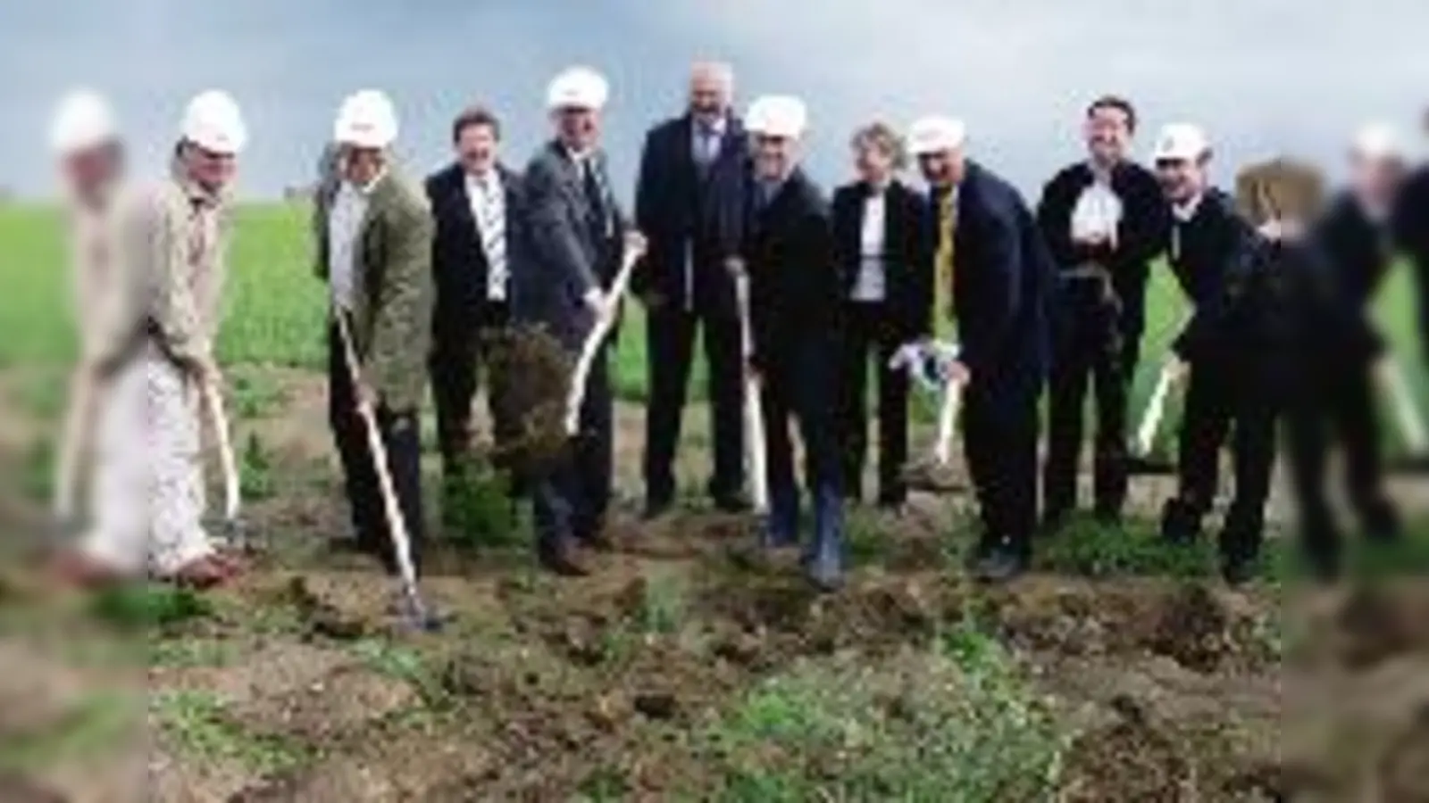 Bürgermeister Franz Schwarz (4.v.l.) und Beteiligte des gemeindlichen Geothermie-Projekts beim Spatenstich an der späteren  (Bohrstelle.Foto: ko)