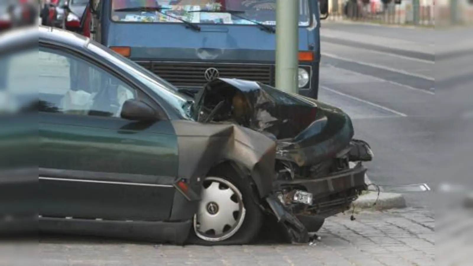 Hier ist nichts mehr zu reparieren. Als Unfallopfer bekommt man von der Versicherung den Wiederbeschaffungswert ausgezahlt, der Schrottwert wird abgezogen. Einen Autoverwerter kann die Versicherung vermitteln.<br>Foto: Uwe Strachovsky/be.p