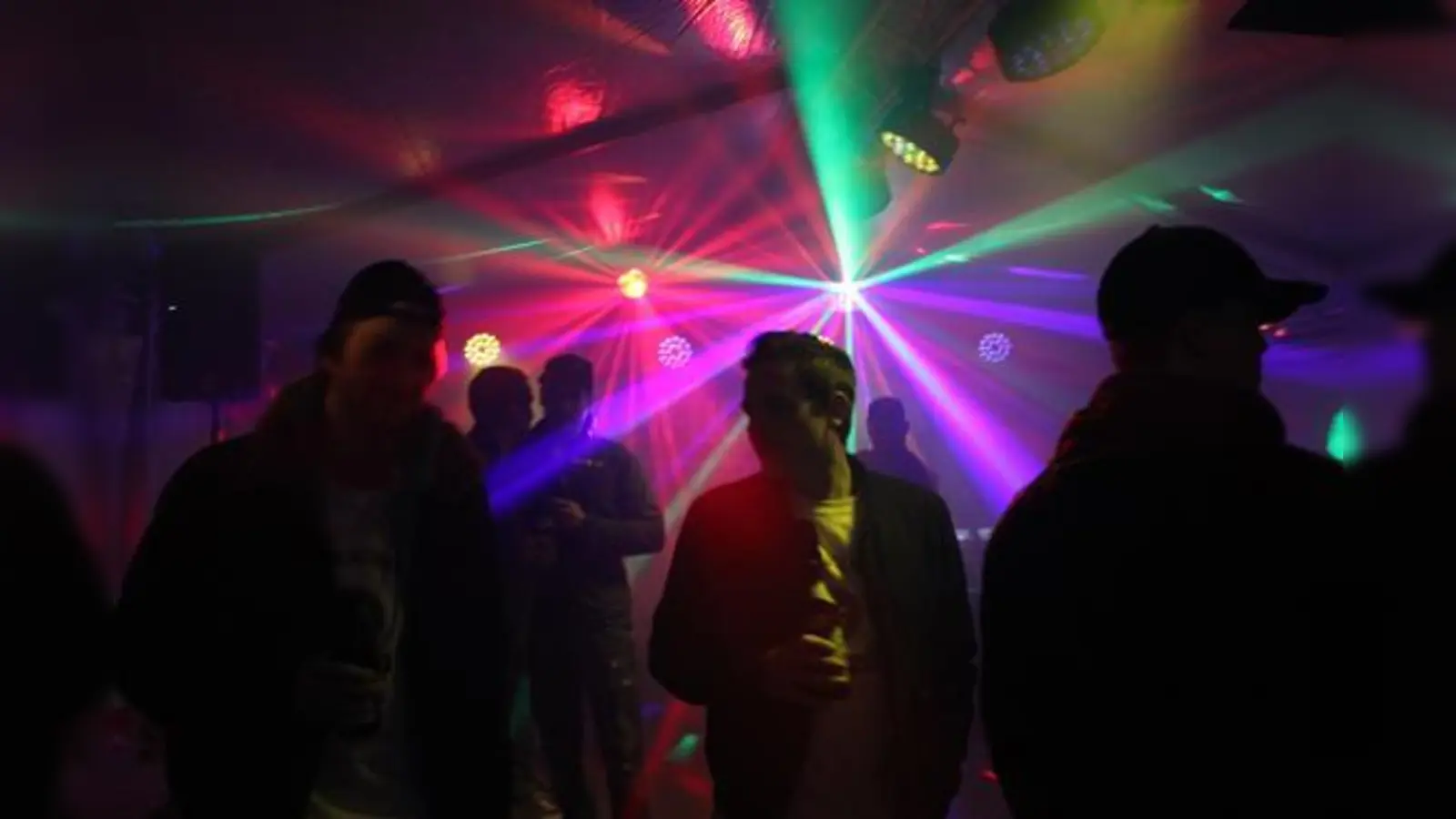 Ab 19 Uhr steigt im Partyzelt auf dem Parkplatz vor dem Grafinger Eisstadion die Saisonabschlussfeier mit Trikotversteigerung, Barbetrieb und einen Ratsch mit den Spielern.  (Foto: smg)