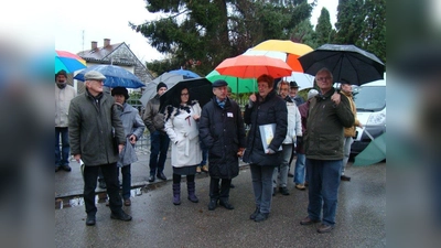 Der Regen schreckte die Aubinger nicht davor ab, durch den alten Dorfkern zu spazieren und sich Gedanken über den Denkmalschutz zu machen. (Foto: pst)