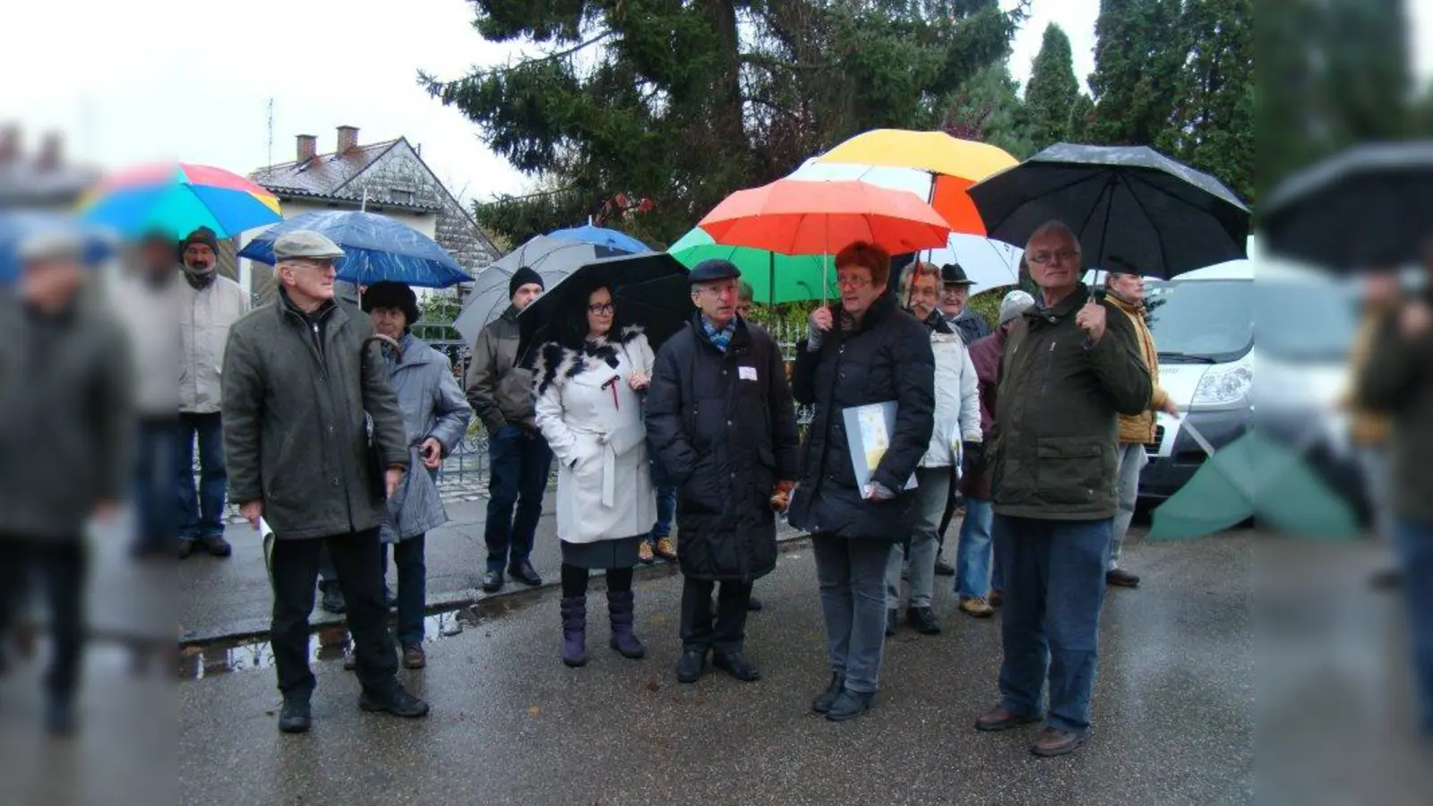 Der Regen schreckte die Aubinger nicht davor ab, durch den alten Dorfkern zu spazieren und sich Gedanken über den Denkmalschutz zu machen. (Foto: pst)