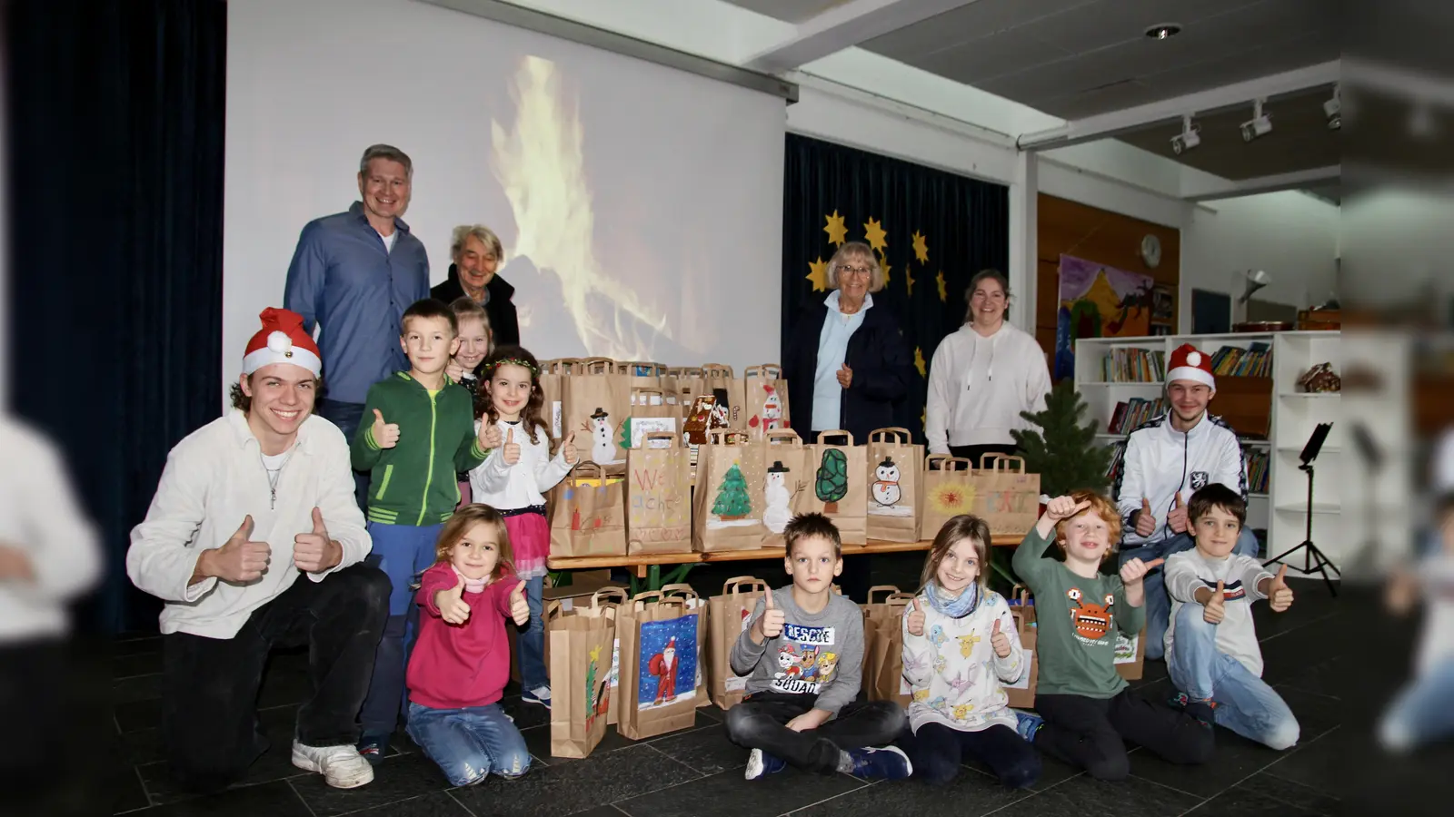 Päckchen-Übergabe in der Grundschule Martinsried mit Schulleiter Karl-Heinz Schmid, Ludwig Kinker und Sabine Löbel vom Würmtaltisch und stellvertretende Schulleiterin Ramona Beiling (hinten v.l.). (Foto: us)
