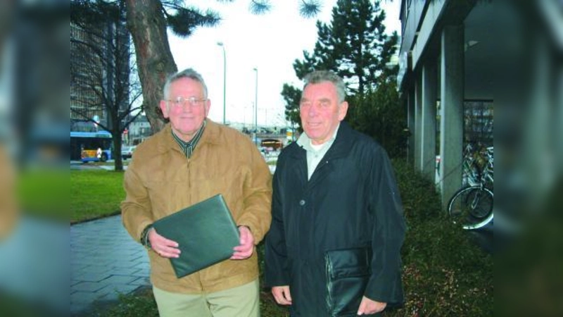 Die RRP setzt sich für eine Modernisierung des Rentensystems ein: Friedrich Wuestenhoefer (l.) und Peter Wings gehören zum Vorstand des Kreisverbandes München. (Foto: bb)