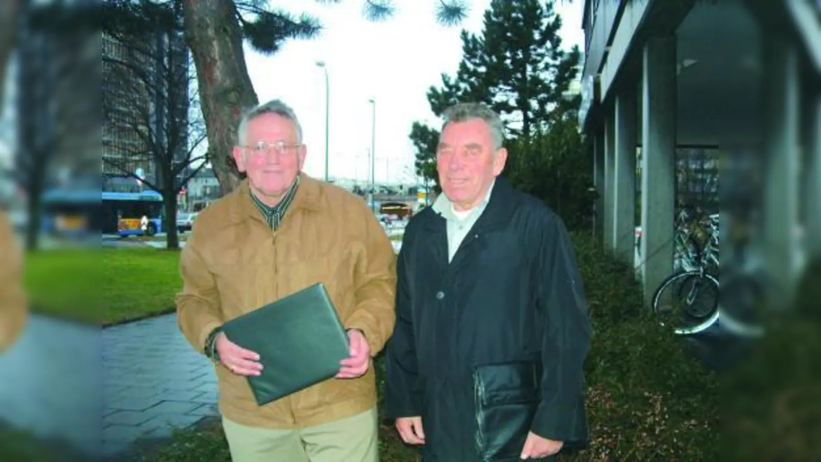 Die RRP setzt sich für eine Modernisierung des Rentensystems ein: Friedrich Wuestenhoefer (l.) und Peter Wings gehören zum Vorstand des Kreisverbandes München. (Foto: bb)