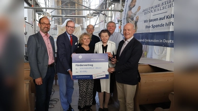 Bei der Scheckübergabe (v.l.) Brgm. Bernhard Schäfer, Max-Georg Graf von Arco auf Valley, Franziska Hitzler von der Unteren Denkmalschutzbehörde, Christoph Scholter, Bay. Landesamt für Denkmalschutz, Gräfin Monica sowie Georg Reichert, Geschäftsführer der Gräflichen Brauerei und Axel Hochstadt von der DSD. (Foto: Gild)