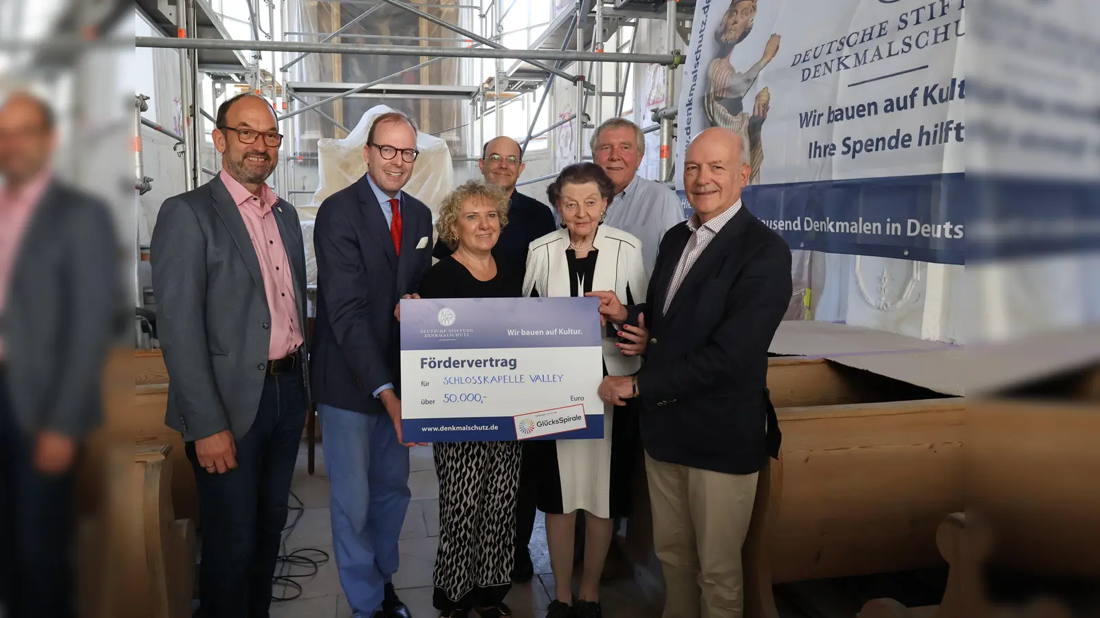 Bei der Scheckübergabe (v.l.) Brgm. Bernhard Schäfer, Max-Georg Graf von Arco auf Valley, Franziska Hitzler von der Unteren Denkmalschutzbehörde, Christoph Scholter, Bay. Landesamt für Denkmalschutz, Gräfin Monica sowie Georg Reichert, Geschäftsführer der Gräflichen Brauerei und Axel Hochstadt von der DSD. (Foto: Gild)