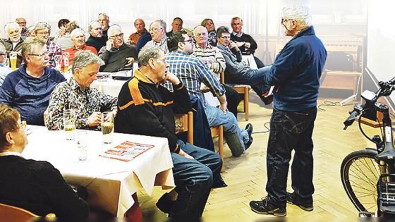 Was muss man übers Pedelecs wissen? Referent Richard Roth erklärte detailliert und zeigte wichtige Funktionen an einem solchen Rad mit Elektroantrieb.	 (Foto: ADFC)