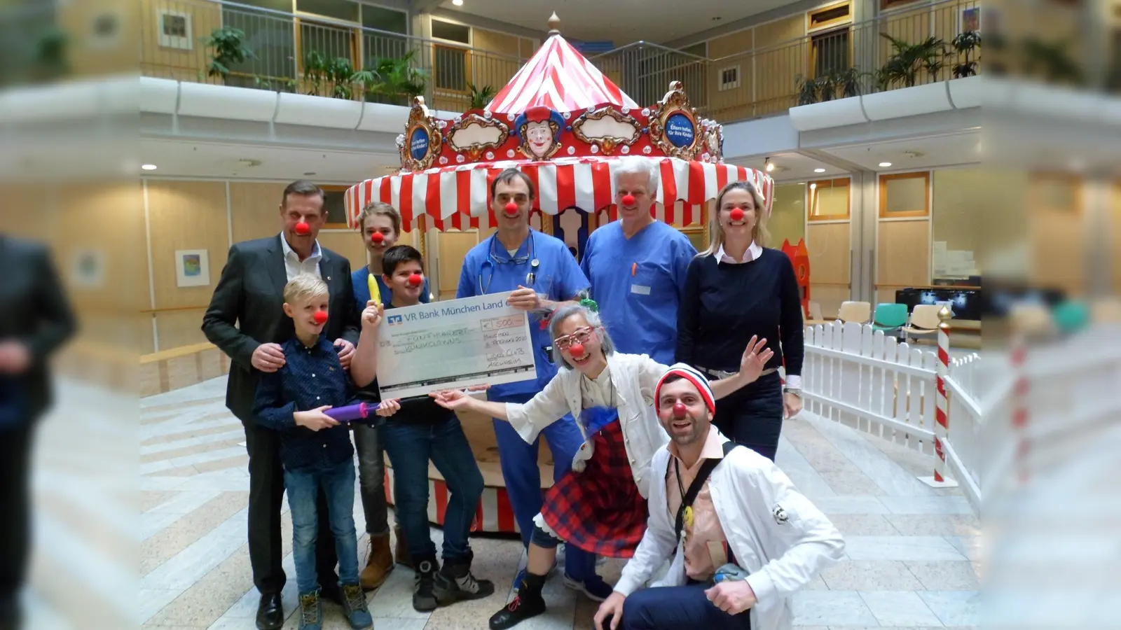 Abgebildet mit KlinikClowns: vom Lions Club Walter Fortmühler (l.) und Präsidentin Andrea Albrecht (r.) und die Lions Kids Emanuel, Nael und Leo sowie Chefarzt Jochen Peters (2. v. r.) und Neonatologe Jürgen Seidel (3. v. r.). (Foto: Gabi Sabo)