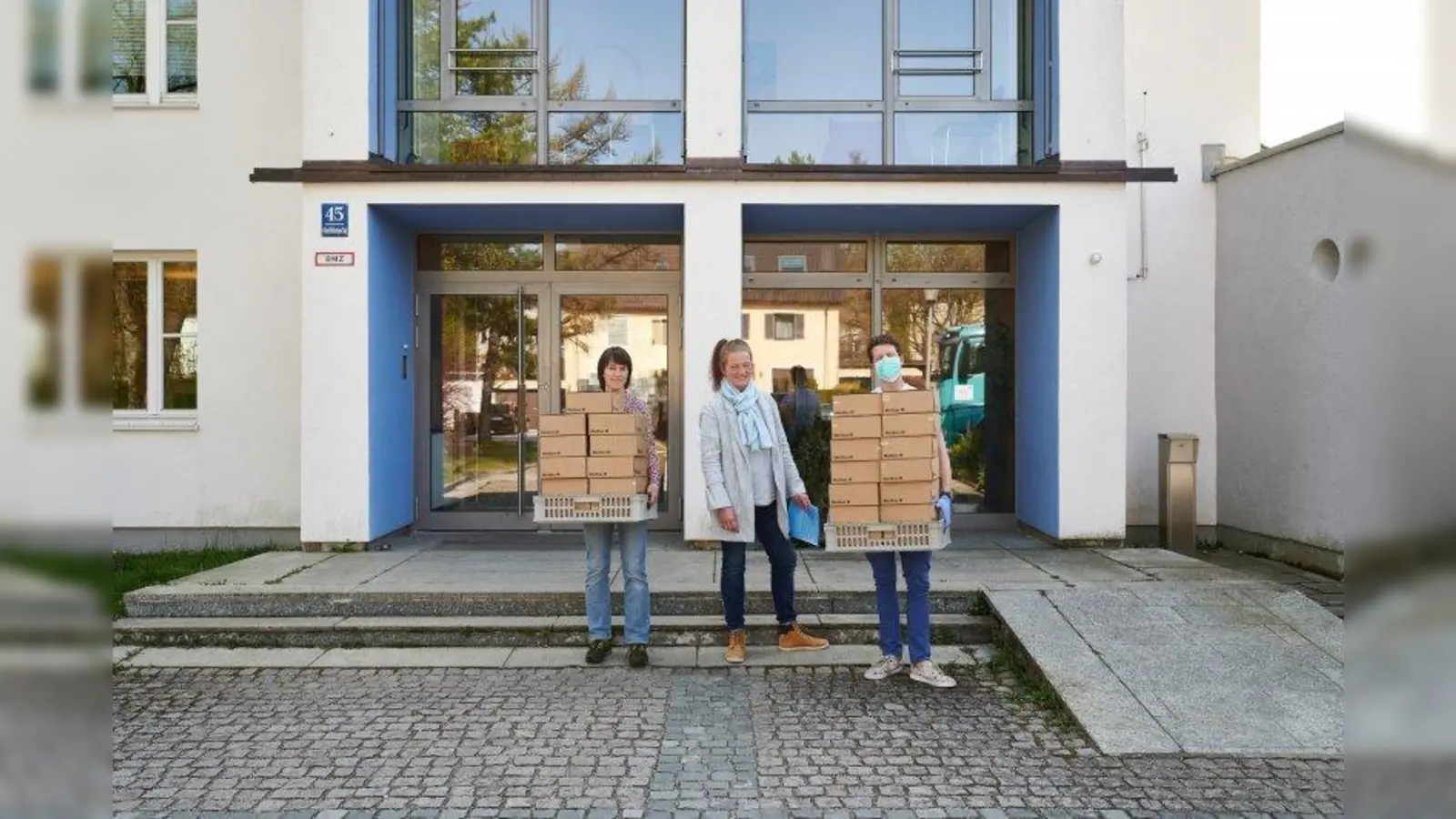 Kristof Roels überbrachte die Pakete für das Münchner Waisenhaus und das Münchner Kindl-Heim. (Foto: cp)