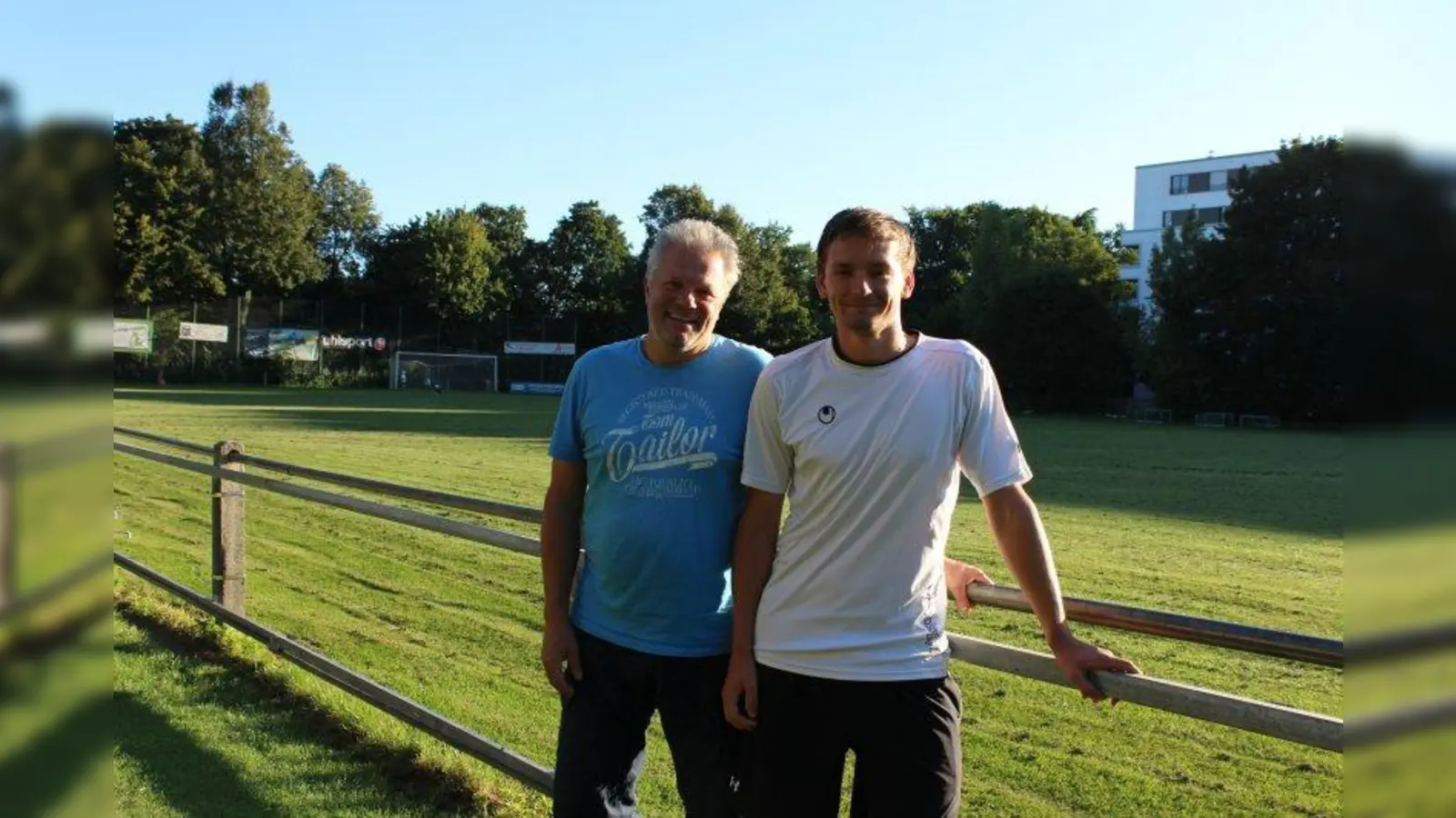 Vereinsvorstand Michael Franke (links) zusammen mit Michael Königsbauer, Spieler der 1. Herrenschmannschaft und ehrenamtlicher Jugendtrainer, auf dem Vereinsgelände der FT Gern. (Foto: sb)