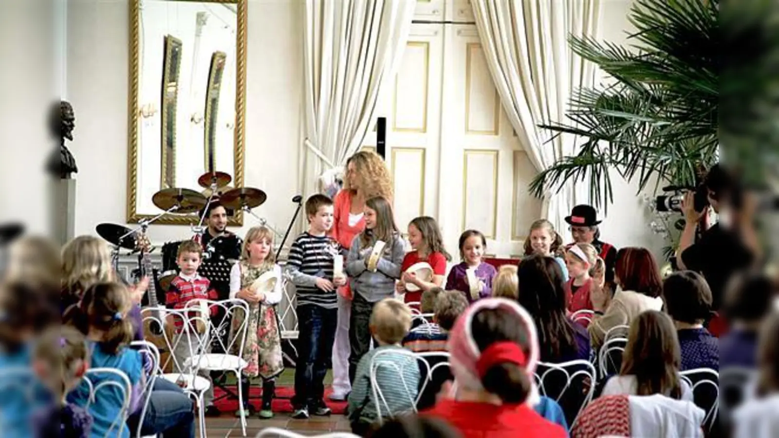Jedes Kind ist musikalisch: Die Kleinen können sich beim Mitmachkonzert im Schlosscafe ihr Lieblingsinstrument suchen. 	 (Foto: VA)