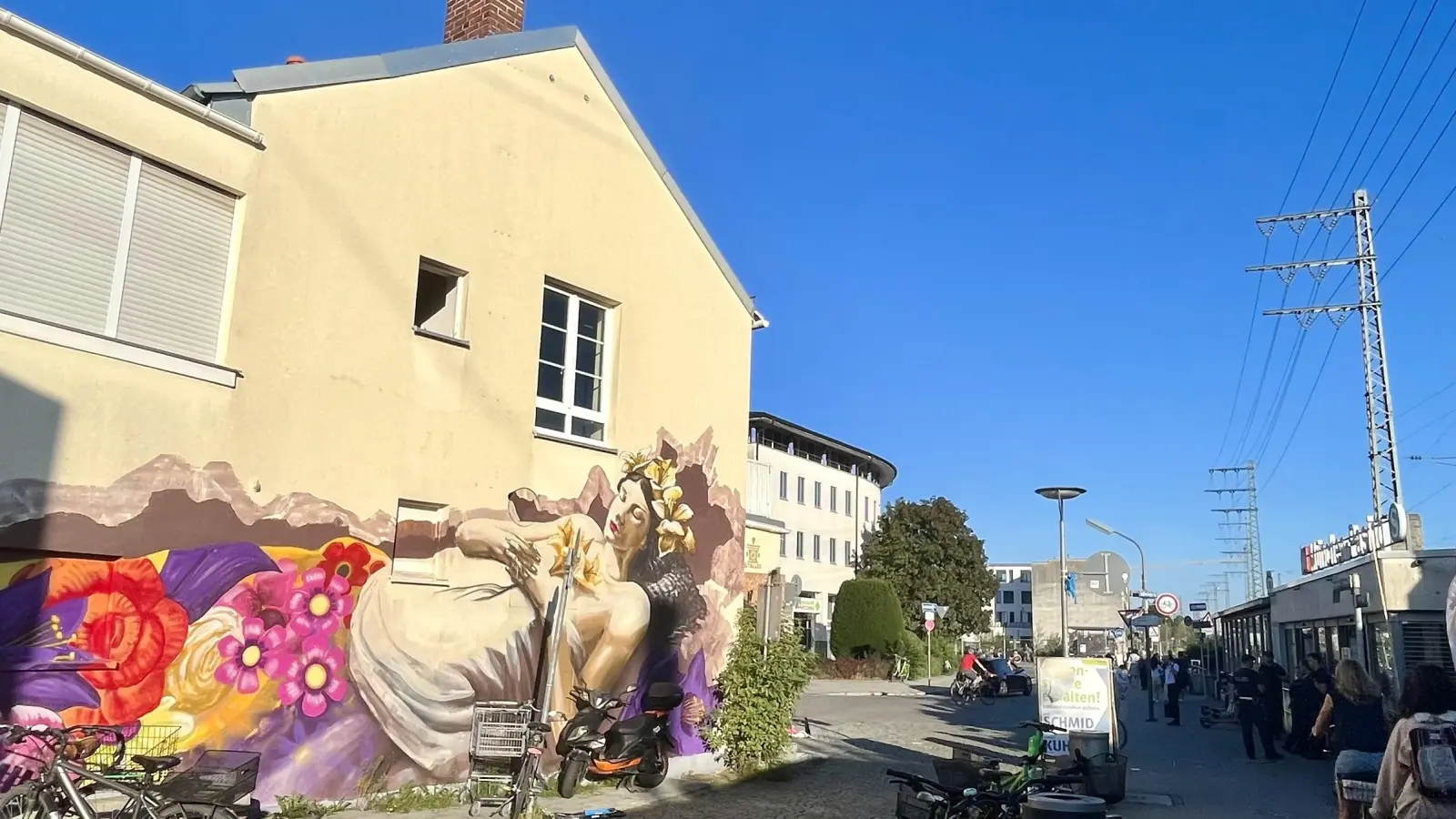 Noch ziert ein Loomit-Graffiti den Abrissbau. An dessen Stelle könnte das erste Haus mit Algenfassade im Münchner Westen stehen. (Foto: Ulrike Seiffert)