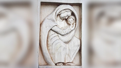 Die Madonna von Stalingrad als Holzrelief: Josef Wurzer hat es für die Gemeinde Langenpreising geschaffen.	 (Foto: kw)