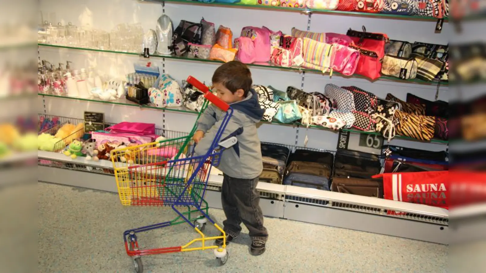 Auch die Kleinsten üben schon fleißig das Einkaufen bei dm. (Foto: AG)