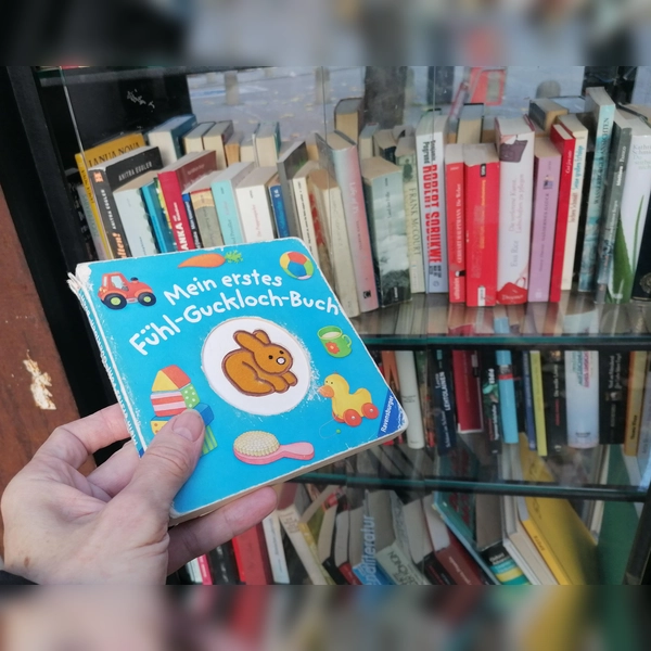 „Mein erstes Fühl-Guckloch-Buch” mit deutlichen Fühlspuren im Bücherschrank in der Isarvorstadt. (Foto: job)